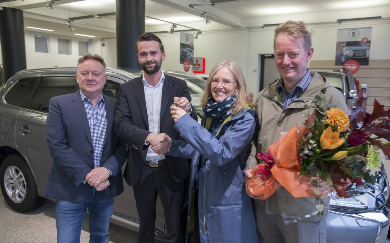 Sólveig og Arnar taka við sexhundraðasta bílnum
